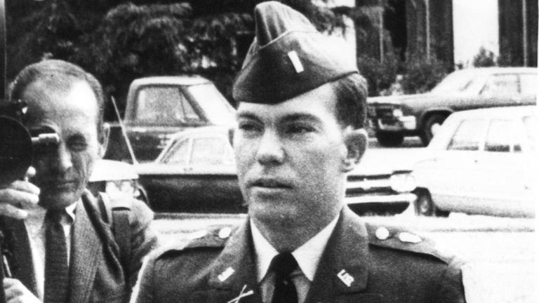 Oberstleutnant William L. Calley am 14. November 1969 in Fort Benning auf dem Weg zu einer Untersuchung. In My Lai, einem Dorf in Südvietnam, haben amerikanische Soldaten am 16. März 1968 mindestens 400 Zivilisten, Frauen und Kinder niedergemetzelt. Das Kriegsgericht machte nur William L. Calley, den zuständigen Einsatzleiter, für das Massaker verantwortlich. Am 31. Mai 1971 wurde Calley wegen erwiesenen Mordes in 22 Fällen von einem Krieggericht zu einer lebenslänglichen Zuchthausstrafe veruteilt. Präsident Nixon begnadigte den My-Lai-Mörder kaum drei Tage nach der Urteilsverkündung bis auf weiteres zu Hausarrest, dann wurde sein Urteil zunächst in 20 Jahre, dann in zehn Jahre Freiheitsstrafe umgewandelt. Im September 1974 hob ein ordentliches Gericht das Kriegsgerichtsurteil ganz auf. | Oberstleutnant William L. Calley am 14. November 1969 in Fort Benning auf dem Weg zu einer Untersuchung. In My Lai, einem Dorf in Südvietnam, haben amerikanische Soldaten am 16. März 1968 mindestens 400 Zivilisten, Frauen und Kinder niedergemetzelt. Das Kriegsgericht machte nur William L. Calley, den zuständigen Einsatzleiter, für das Massaker verantwortlich. Am 31. Mai 1971 wurde Calley wegen erwiesenen Mordes in 22 Fällen von einem Krieggericht zu einer lebenslänglichen Zuchthausstrafe veruteilt. Präsident Nixon begnadigte den My-Lai-Mörder kaum drei Tage nach der Urteilsverkündung bis auf weiteres zu Hausarrest, dann wurde sein Urteil zunächst in 20 Jahre, dann in zehn Jahre Freiheitsstrafe umgewandelt. Im September 1974 hob ein ordentliches Gericht das Kriegsgerichtsurteil ganz auf. |
