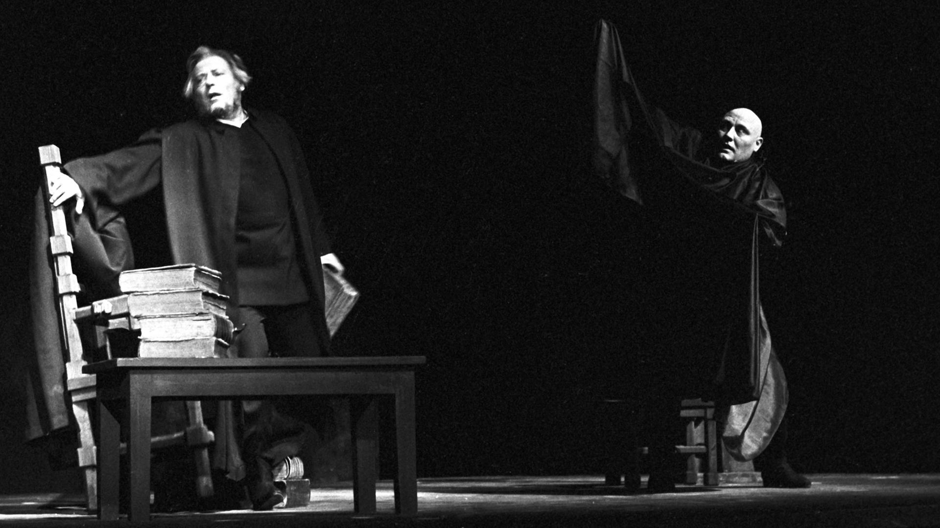 Das Bild zeigt Hans Caninenberg (l) als Faust und Hans Dieter Zeidler als Mephisto (r) während der Generalprobe am 12.12.1963.