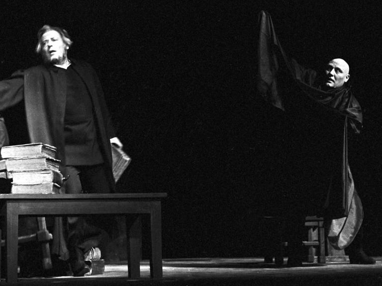 Das Bild zeigt Hans Caninenberg (l) als Faust und Hans Dieter Zeidler als Mephisto (r) während der Generalprobe am 12.12.1963.