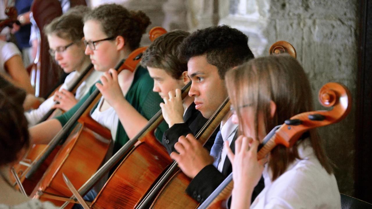 Schüler des Musikzweiges musizieren im Kreuzgang. Schüler des Musikzweiges musizieren im Kreuzgang.