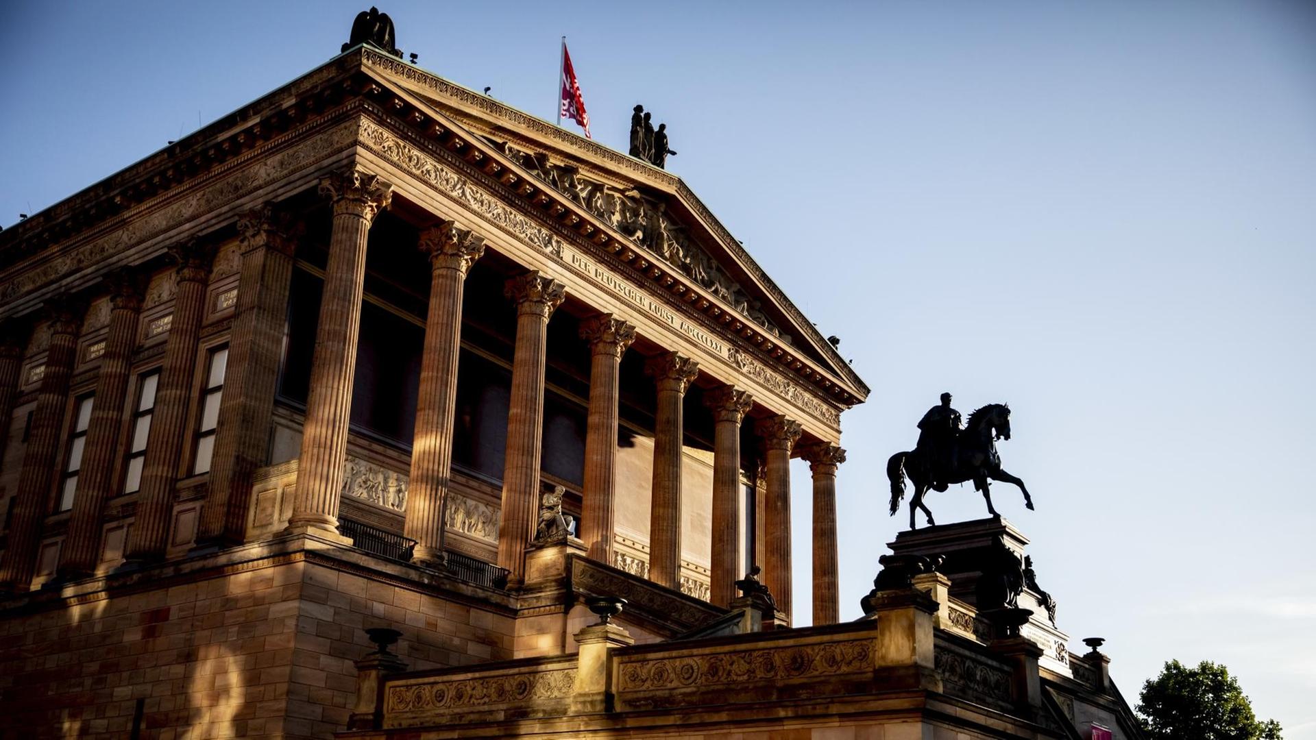 Die Alte Nationalgalerie in Berlin ist im Licht der aufgehenden Sonne zu sehen. Die Alte Nationalgalerie in Berlin ist im Licht der aufgehenden Sonne zu sehen.