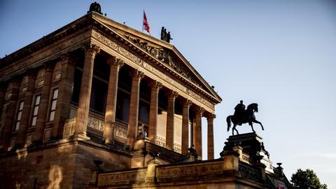 Die Alte Nationalgalerie in Berlin ist im Licht der aufgehenden Sonne zu sehen.
