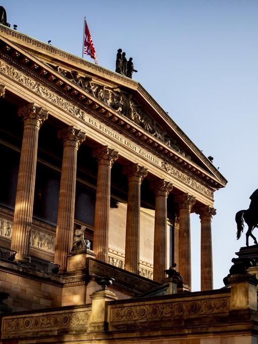 Die Alte Nationalgalerie in Berlin ist im Licht der aufgehenden Sonne zu sehen.