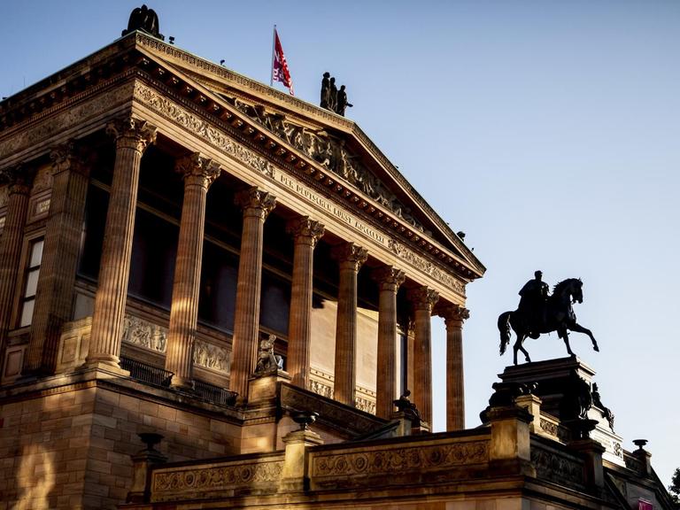 Die Alte Nationalgalerie in Berlin ist im Licht der aufgehenden Sonne zu sehen.