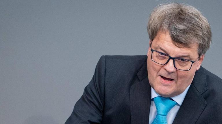 Reinhard Houben (FDP) spricht bei der 77. Sitzung des Bundestages. Thema der Sitzung ist der Jahreswirtschaftsbericht 2019 Reinhard Houben (FDP) spricht bei der 77. Sitzung des Bundestages. Thema der Sitzung ist der Jahreswirtschaftsbericht 2019