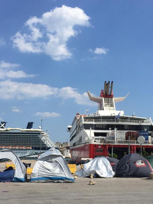 Inoffzielle Flüchtlingsunterkünfte am Hafen von Piräus in Griechenland.