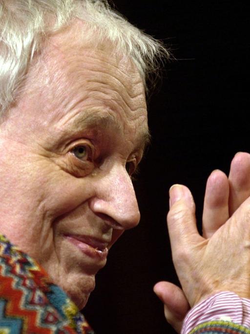Der Komponist György Ligeti während seiner Dankesrede am 13.9.2003 in Frankfurt, nachdem er mit dem Theodor W. Adorno-Preis ausgezeichnet wurde.