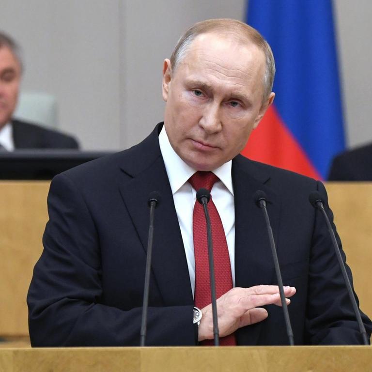 Wladimir Putin am Rednerpult im Parlament

