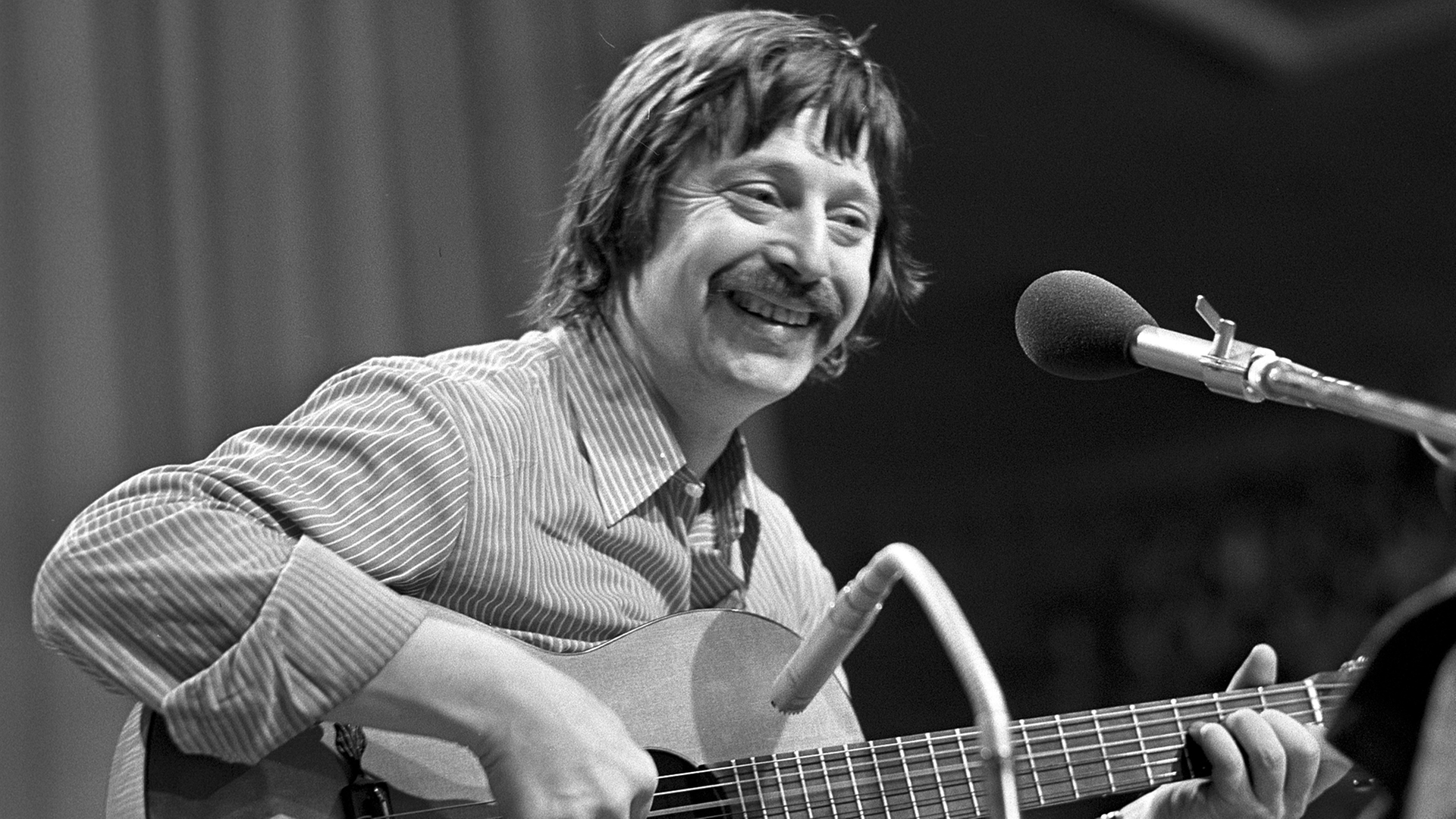 Wolf Biermann, Liedermacher aus der DDR, während seines Auftritts in der Sporthalle in Köln am 13. November1976. Es war sein erstes Konzert auf einer bundesdeutschen Bühne seit Ostern 1965. Wolf Biermann, Liedermacher aus der DDR, während seines Auftritts in der Sporthalle in Köln am 13. November1976. Es war sein erstes Konzert auf einer bundesdeutschen Bühne seit Ostern 1965.