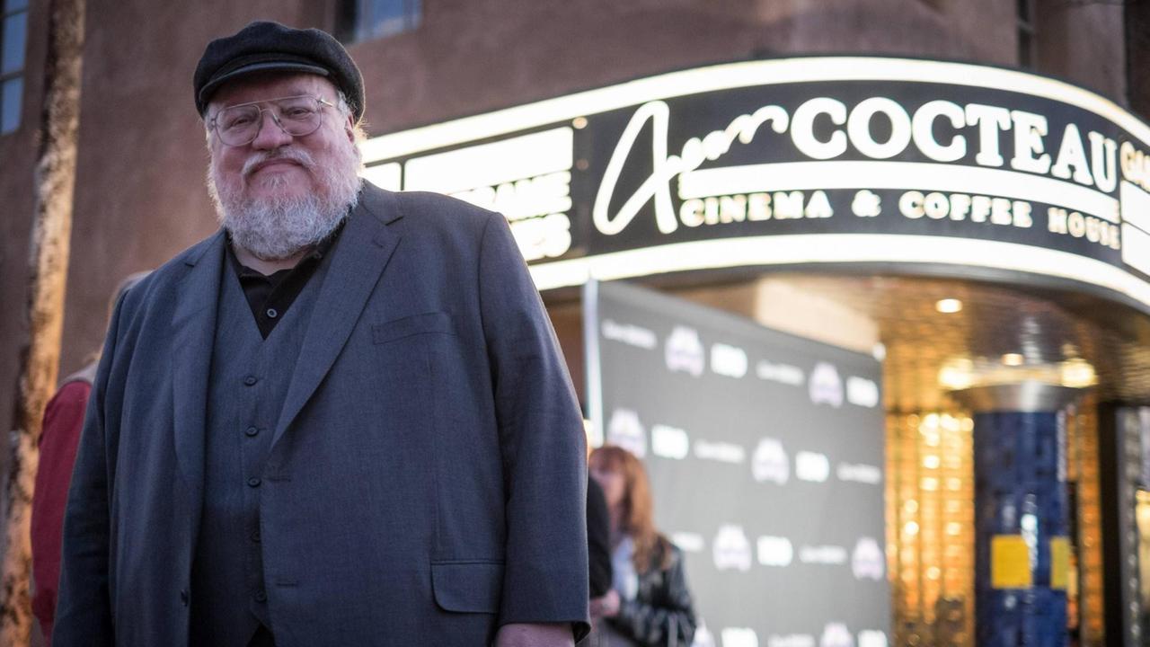 George R. R. Martin vor einem Kino in Santa Fe George R. R. Martin vor einem Kino in Santa Fe