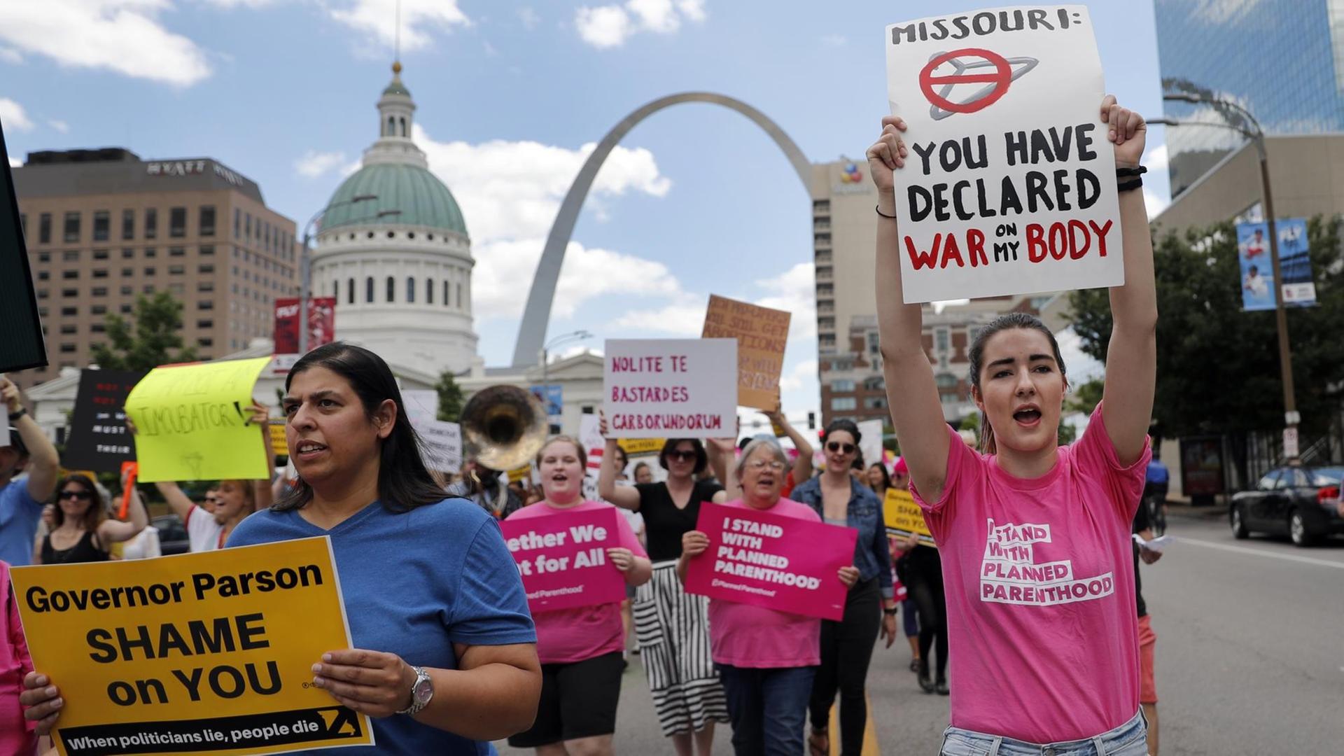Frauen halten auf einer Demonstration in St. Louis Schilder hoch, auf denen das Recht auf Abtreibung gefordert wird. Frauen halten auf einer Demonstration in St. Louis Schilder hoch, auf denen das Recht auf Abtreibung gefordert wird.
