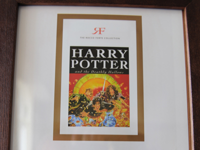 Hinweis im Balmoral Hotel in Edinburgh. Hier hat Autorin J.K. Rowling den letzten Teil ihrer Harry-Potter-Saga geschrieben. Hinweis im Balmoral Hotel in Edinburgh. Hier hat Autorin J.K. Rowling den letzten Teil ihrer Harry-Potter-Saga geschrieben.
