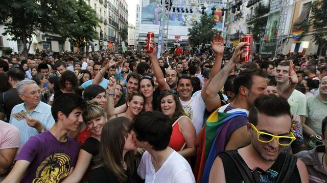 Hunderte feiern im bei Schwulen, Lesben und Transgender beliebten Stadtviertel Chueca in Madrid.