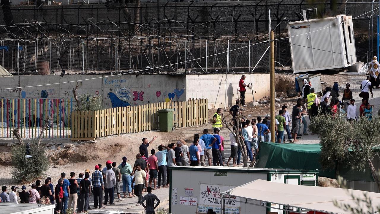 Flüchtlinge stehen im Lager Moria auf der griechischen Insel Lesbos nach dem Brand. Flüchtlinge stehen im Lager Moria auf der griechischen Insel Lesbos nach dem Brand.