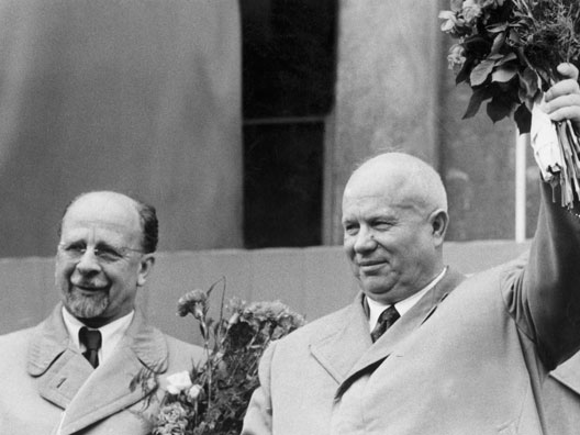 Der Erste Sekretär des ZK der SED, Walter Ulbricht (l), und der Erste Sekretär des ZK der KPdSU, Nikita Chruschtschow (r), am 8.7.1958 in Berlin Der Erste Sekretär des ZK der SED, Walter Ulbricht (l), und der Erste Sekretär des ZK der KPdSU, Nikita Chruschtschow (r), am 8.7.1958 in Berlin