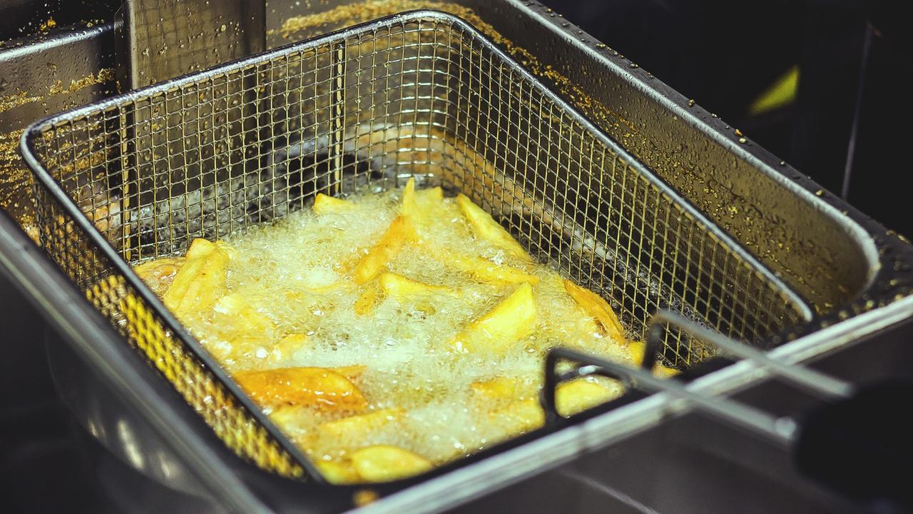 In einer Fritteuse werden in heißem Fett Pommes zubereitet. In einer Fritteuse werden in heißem Fett Pommes zubereitet.