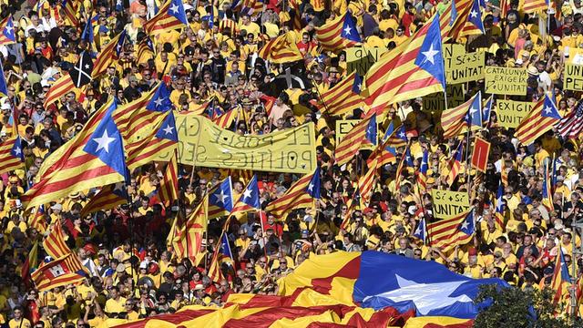 Mit einer Kundgebung in Barcelona haben am Sonntag tausende Katalanen erneut für die Unabhängigkeit ihrer Region demonstriert.