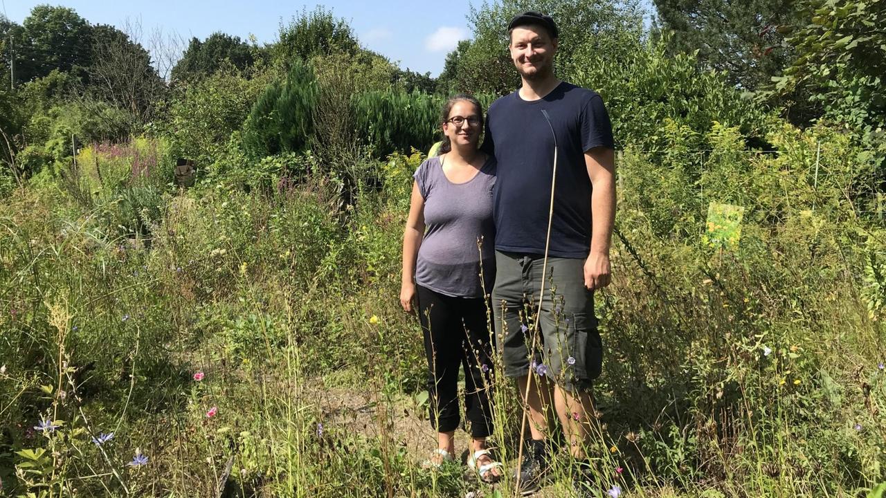 Mahin Abad Dar und Florian Seefluth in ihrem Naturgarten am Diekmoor in Hamburg Mahin Abad Dar und Florian Seefluth in ihrem Naturgarten am Diekmoor in Hamburg