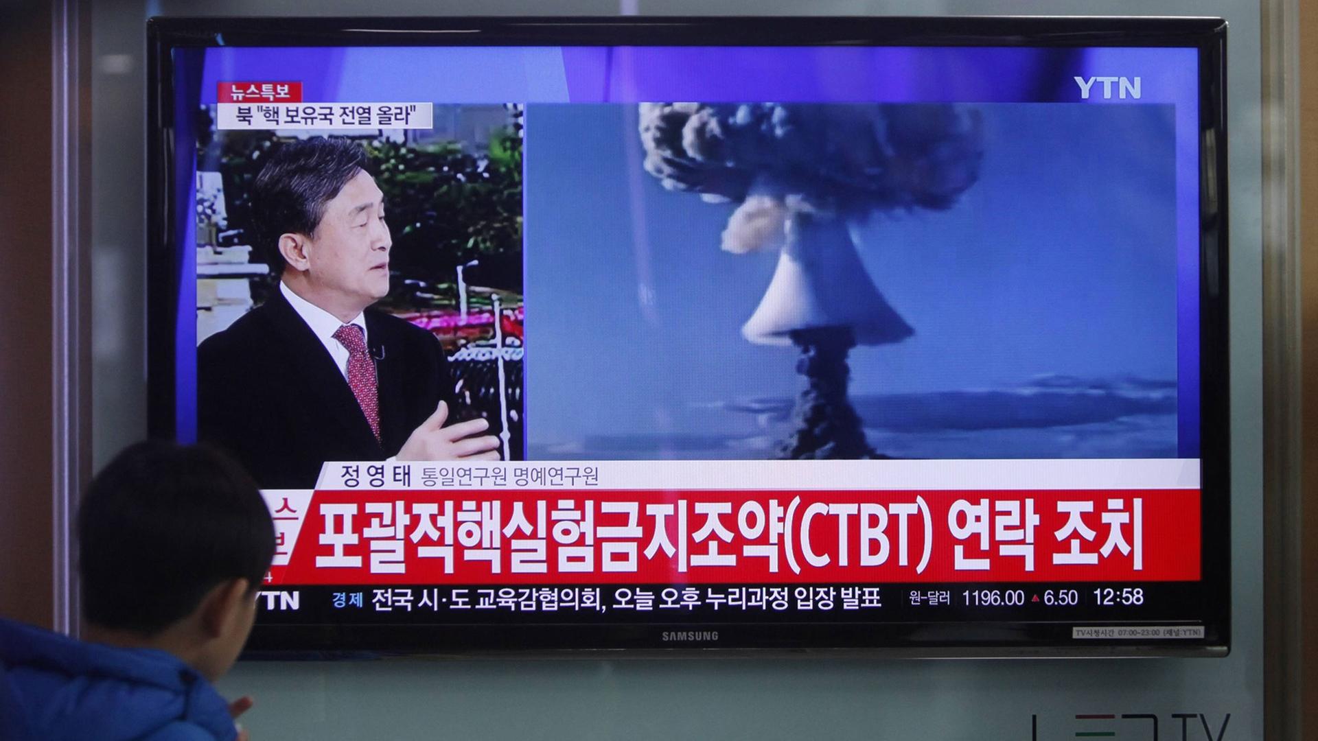 In Südkoreas Hauptstadt Seoul verfolgt ein Passant einen Fernsehbericht über Tests einer Wasserstoffbombe in Nordkorea In Südkoreas Hauptstadt Seoul verfolgt ein Passant einen Fernsehbericht über Tests einer Wasserstoffbombe in Nordkorea