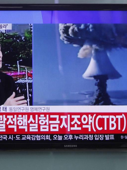 In Südkoreas Hauptstadt Seoul verfolgt ein Passant einen Fernsehbericht über Tests einer Wasserstoffbombe in Nordkorea