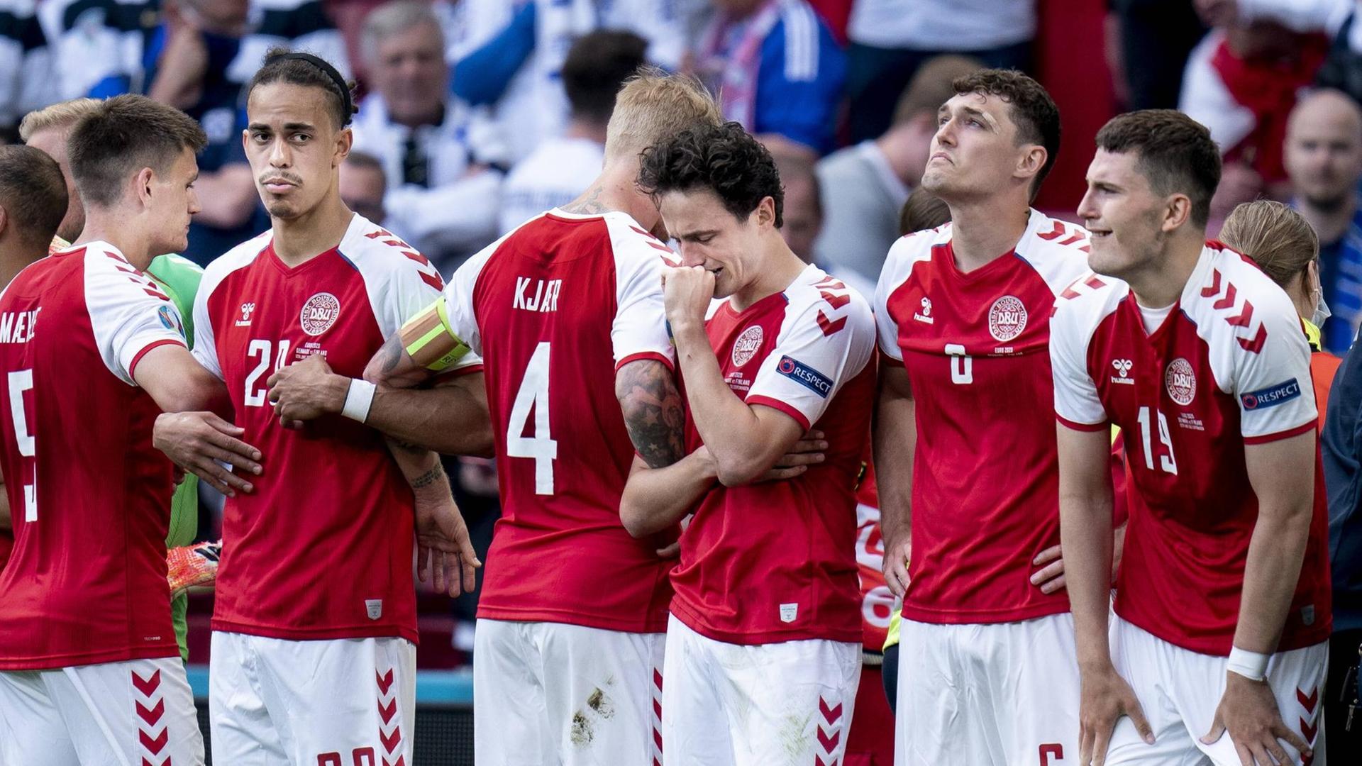 Yussuf Poulsen, Simon Kjaer, Thomas Delaney, Andreas Christensen og Jonas Wind mens Christian Eriksen faar behandling under EM landskampen mellem Danmark-Finland i Parken, Koebenhavn loerdag den 12. juni 2021. , Copenhagen Denmark *** Yussuf Poulsen, Simon Kjaer, Thomas Delaney, Andreas Christensen and Jonas Wind while Christian Eriksen receives treatment during the European Championship international match between Denmark Finland in the Park, Copenhagen Saturday 12 June 2021, Copenhagen Denmark PUBLICATIONxINxGERxSUIxAUTxONLY Copyright: Ritzau/Scanpix LiselottexSabroex COP101 spdk20210612-225515-L Yussuf Poulsen, Simon Kjaer, Thomas Delaney, Andreas Christensen og Jonas Wind mens Christian Eriksen faar behandling under EM landskampen mellem Danmark-Finland i Parken, Koebenhavn loerdag den 12. juni 2021. , Copenhagen Denmark *** Yussuf Poulsen, Simon Kjaer, Thomas Delaney, Andreas Christensen and Jonas Wind while Christian Eriksen receives treatment during the European Championship international match between Denmark Finland in the Park, Copenhagen Saturday 12 June 2021, Copenhagen Denmark PUBLICATIONxINxGERxSUIxAUTxONLY Copyright: Ritzau/Scanpix LiselottexSabroex COP101 spdk20210612-225515-L