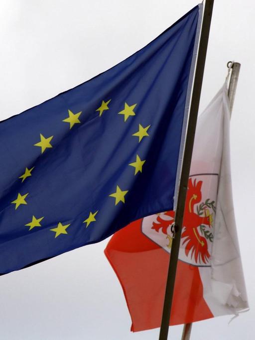 Die Flaggen Europas und Südtirols mit dem Tiroler Wappen