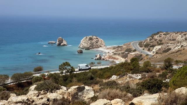 Blick auf die Felsen "Petra tou Romiou" im Mittelmeer, aufgenommen am 22.06.2008. Der Sage nach soll die Göttin Aphrodite hier in der Nähe von Paphos auf Zypern dem Schaum des Meeres entstiegen sein. Blick auf die Felsen "Petra tou Romiou" im Mittelmeer: Der Sage nach soll die Göttin Aphrodite hier in der Nähe von Paphos auf Zypern dem Schaum des Meeres entstiegen sein.