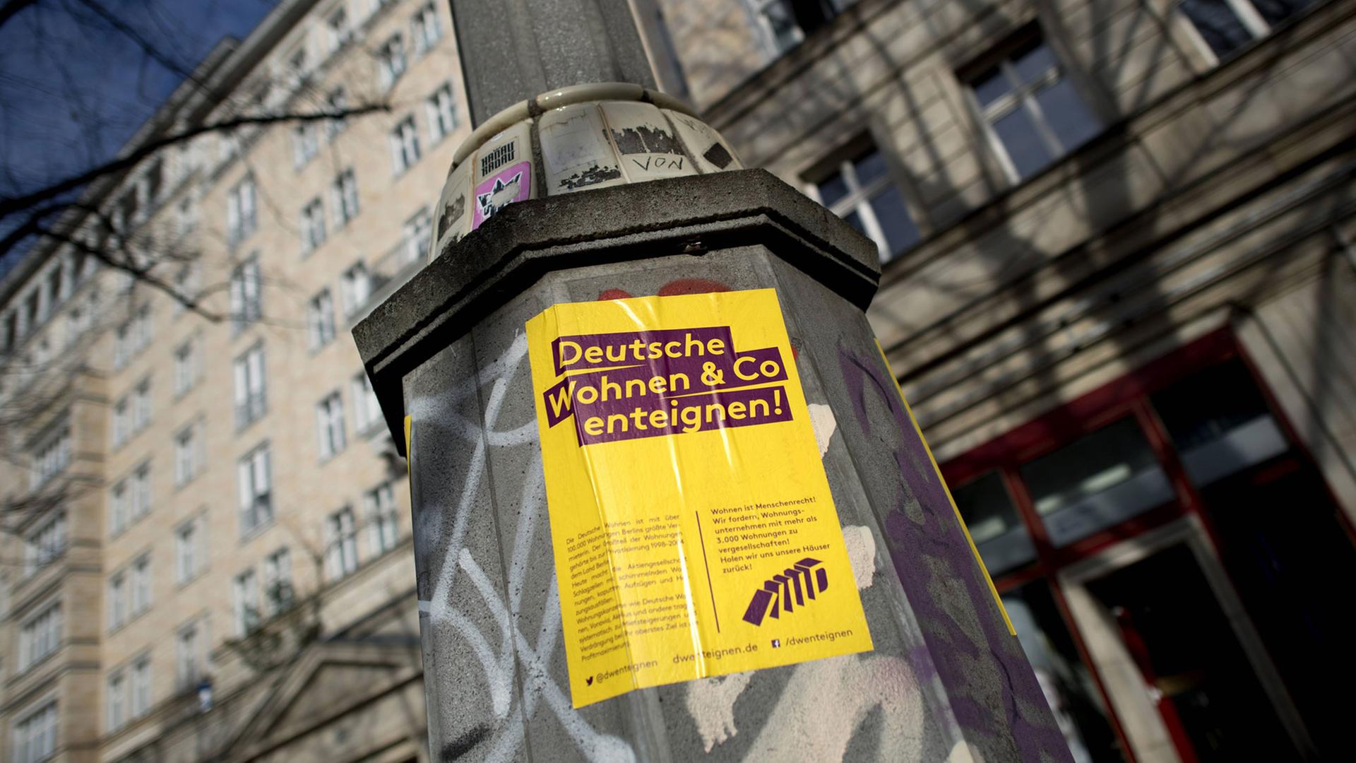 Protestplakat "Deutsche Wohnen und Co enteignen" an einem Wohnhaus an der Karl-Marx-Allee in Berlin-Friedrichshain. Protestplakat "Deutsche Wohnen und Co enteignen" an einem Wohnhaus an der Karl-Marx-Allee in Berlin-Friedrichshain.