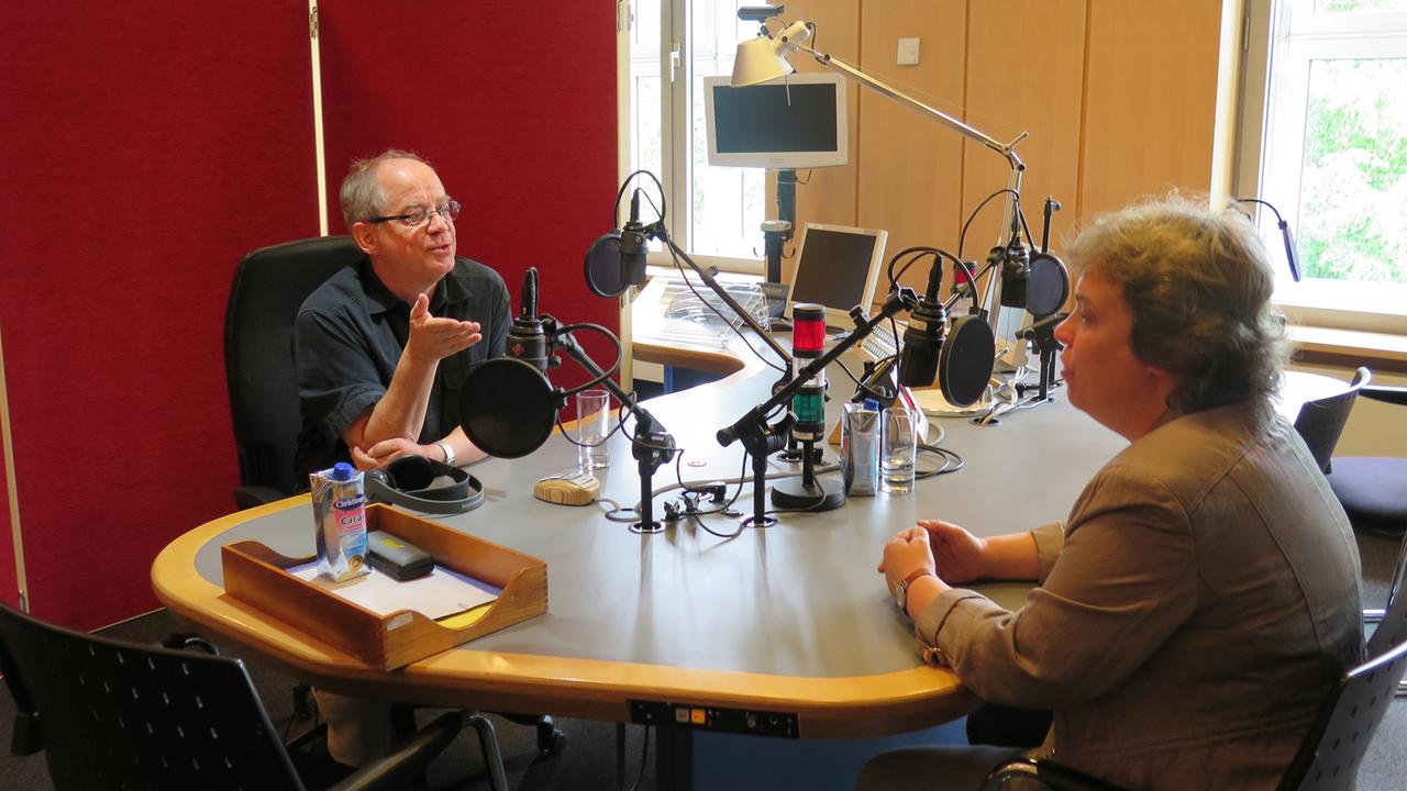 Martin Steinhage und Claudia Dantschke in der Sendung "Tacheles" im Deutschlandradio Kultur