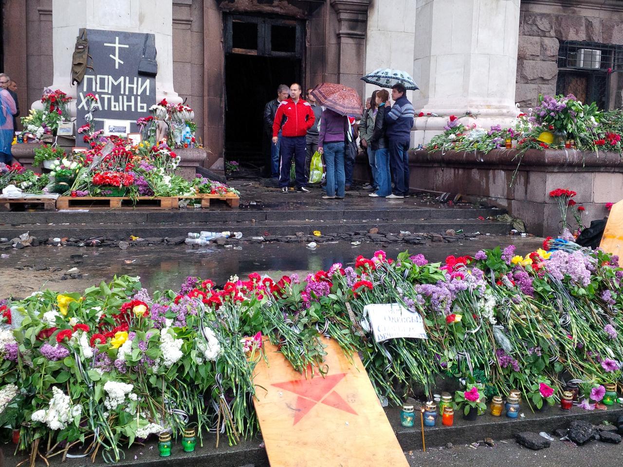 Odessa gedenkt der Toten mit Blumen vor dem ausgebrannten Gewerkschaftshaus
