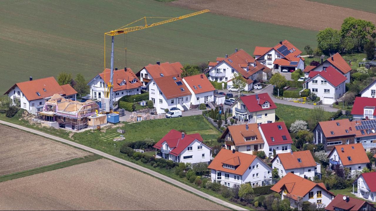 Luftaufnahme vom Neubaugebiet von Bissingen an der Teck. Luftaufnahme vom Neubaugebiet von Bissingen an der Teck.