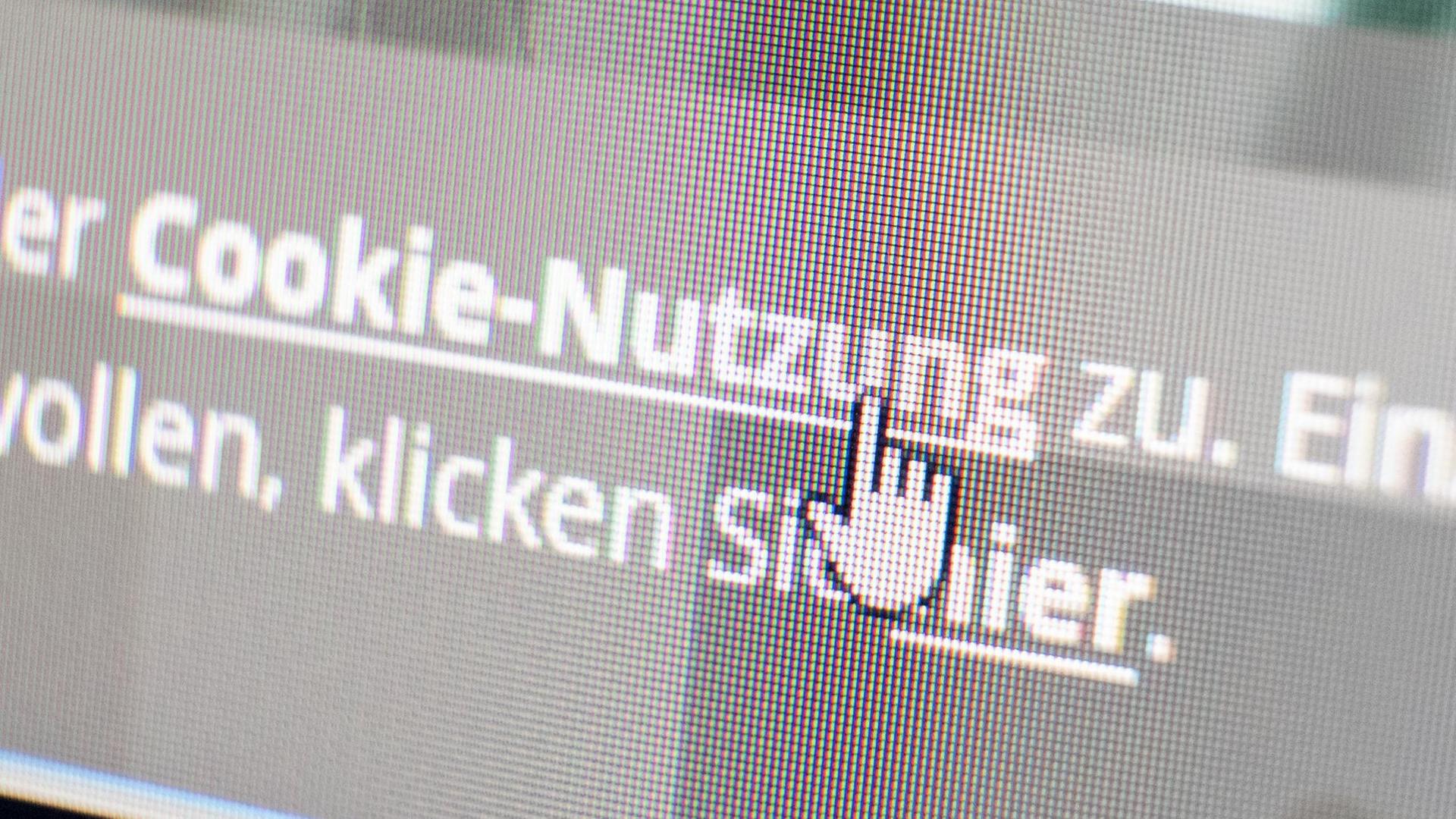 Eine Aufforderung der Cookie-Nutzung zuzustimmen ist auf einer Website auf einem Computerbildschirm sichtbar. Cookies werden von der Werbeindustrie auch dazu verwendet, um Verbrauchern individuell zugeschnittene Werbung zu präsentieren. (zu dpa: "BGH verhandelt über Einwilligung in Cookies")