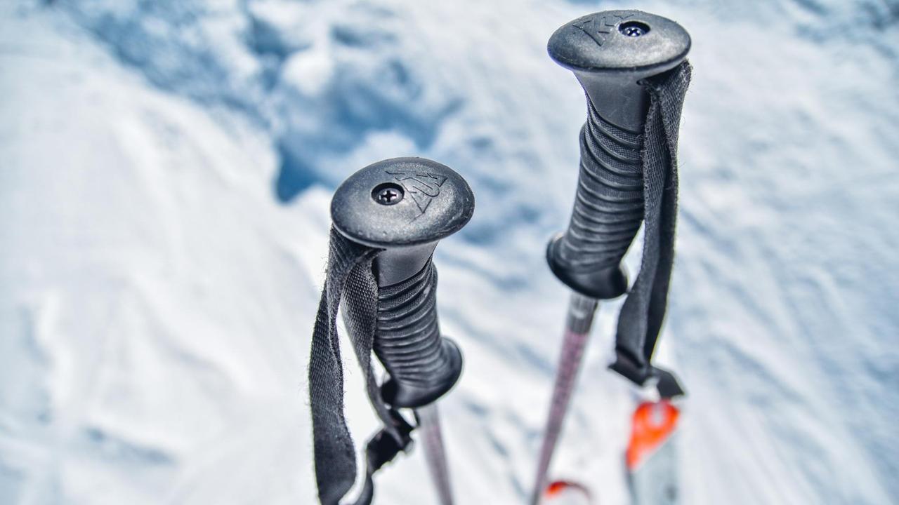 Zwei Skistöcke stehen im Schnee. Zwei Skistöcke stehen im Schnee.