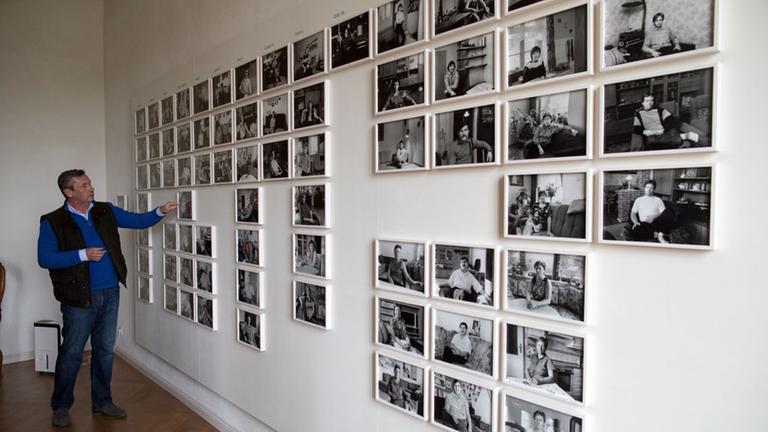 Direktor Torsten Kunert stellt am 05.05.2017 in Kummerow (Mecklenburg-Vorpommern) Ausstellungsbesuchern im restaurierten Schloss das fotografische Langzeitprojekt von Werner Mahler mit dem Titel "Abiturienten" Direktor Torsten Kunert stellt am 05.05.2017 in Kummerow (Mecklenburg-Vorpommern) Ausstellungsbesuchern im restaurierten Schloss das fotografische Langzeitprojekt von Werner Mahler mit dem Titel "Abiturienten"
