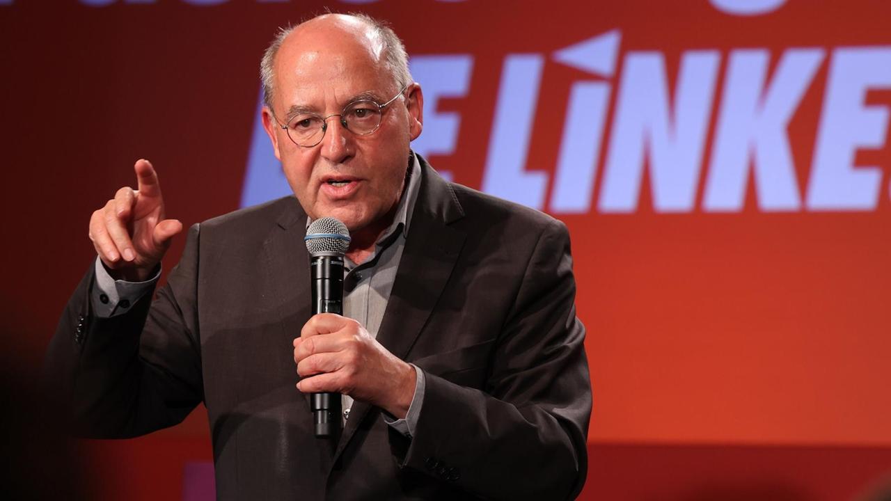 Gregor Gysi (Die Linke) steht auf der Wahlparty von Die Linke im Karl-Liebknecht-Haus auf der Bühne. Gregor Gysi (Die Linke) steht auf der Wahlparty von Die Linke im Karl-Liebknecht-Haus auf der Bühne.