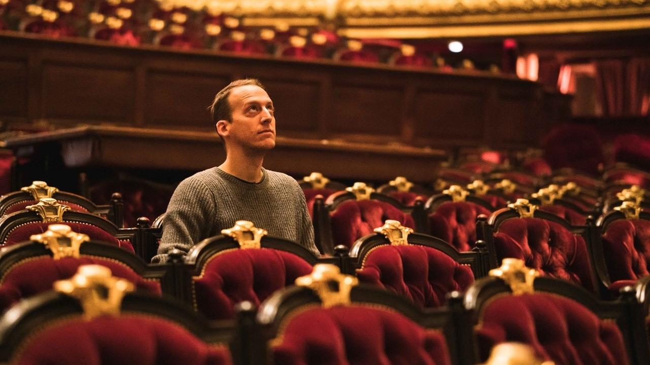 Matthieu Botto sitzt zwischen leeren Zuschauerrängen und schaut nach oben Matthieu Botto sitzt zwischen leeren Zuschauerrängen und schaut nach oben