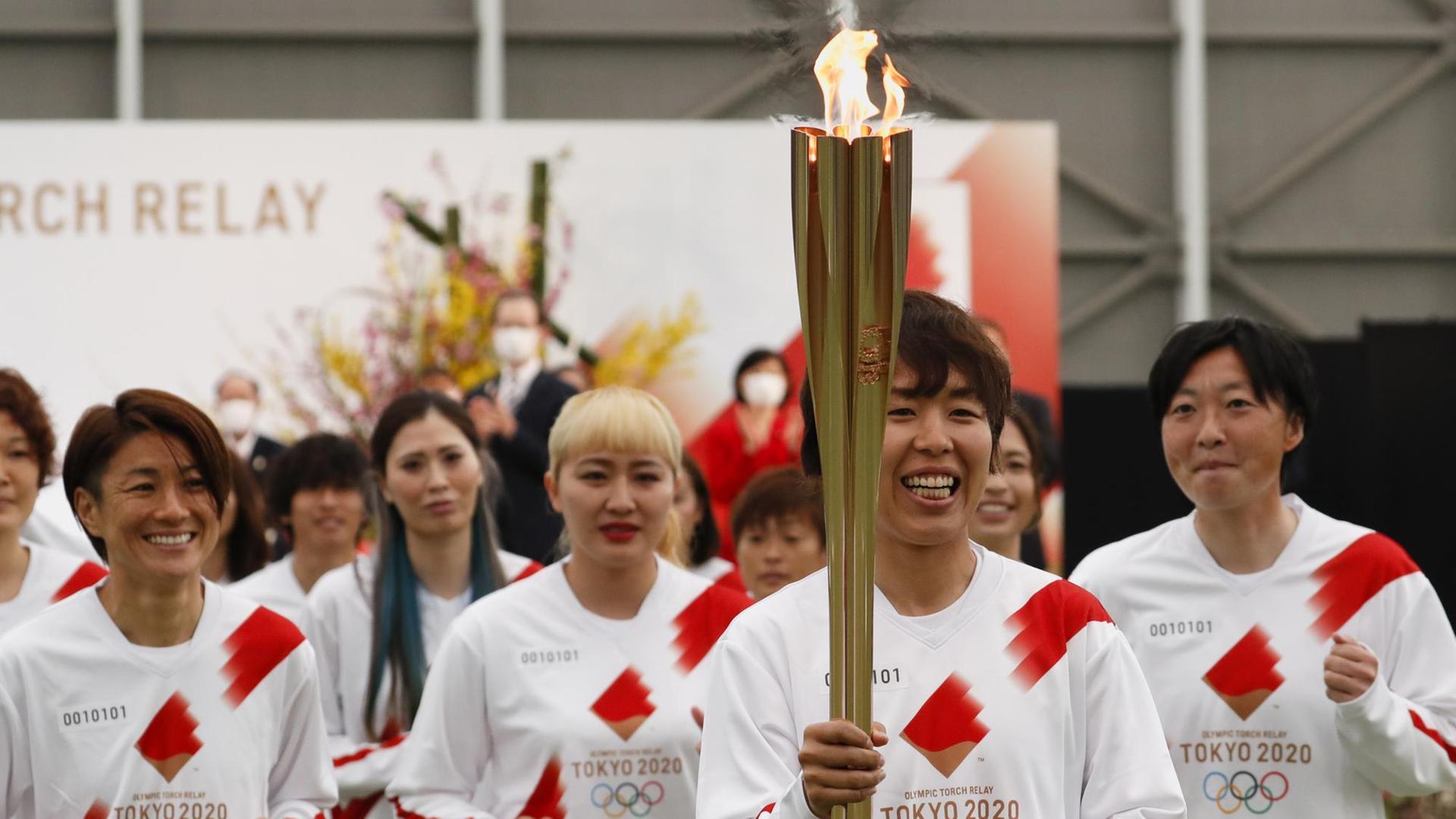 Die japanische Frauenfußball-Nationalmannschaft beginnt den olympischen Fackellauf. Die japanische Frauenfußball-Nationalmannschaft beginnt den olympischen Fackellauf.