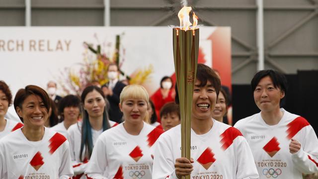 Die japanische Frauenfußball-Nationalmannschaft beginnt den olympischen Fackellauf.