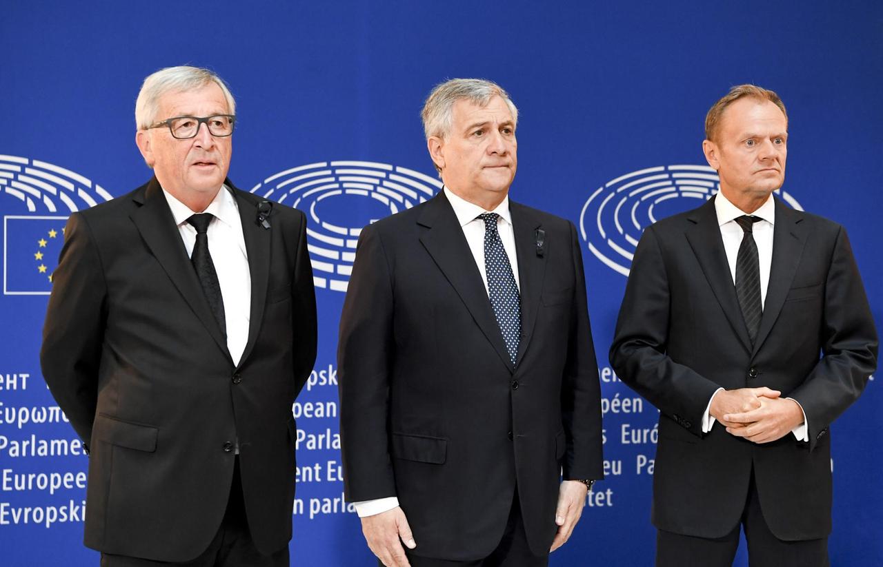 EU-Kommissionspräsident Jean-Claude Juncker, EU-Parlamentspräsident Antonio Tajani und EU-Ratspräsident Donald Tusk (v.l.n.r.). EU-Kommissionspräsident Jean-Claude Juncker, EU-Parlamentspräsident Antonio Tajani und EU-Ratspräsident Donald Tusk (v.l.n.r.).