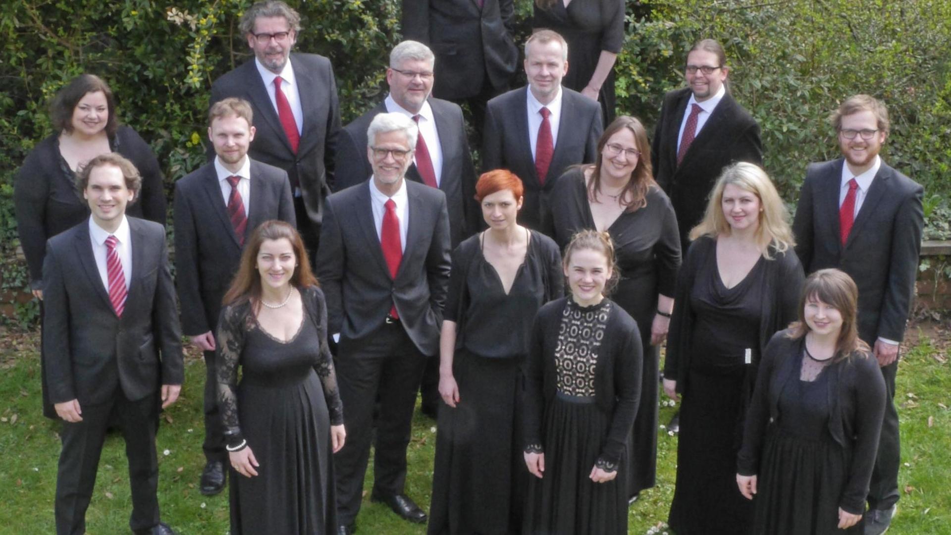 Gruppenbild der Chormitglieder, stehend auf dem Rasen. Gruppenbild der Chormitglieder, stehend auf dem Rasen.