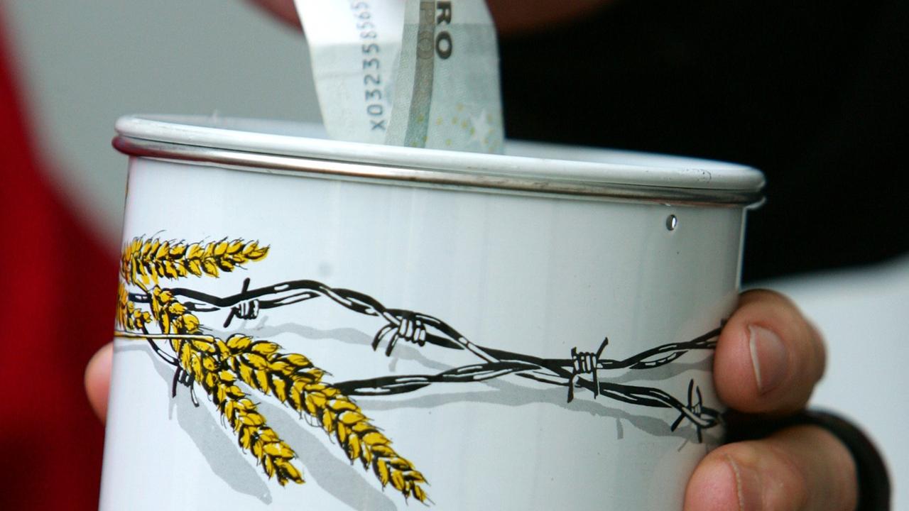 Eine Spendenbüchse der Hilfsorganisation "Brot für die Welt", fotografiert auf einer Pressekonferenz am 25. November 2004, in Stuttgart. Unter dem Motto "Es ist genug für alle da" startet die Hilfsorganisation "Brot für die Welt" am ersten Advent ihre 51. Spendenaktion. Eine Spendenbüchse der Hilfsorganisation "Brot für die Welt", fotografiert auf einer Pressekonferenz am 25. November 2004, in Stuttgart. Unter dem Motto "Es ist genug für alle da" startet die Hilfsorganisation "Brot für die Welt" am ersten Advent ihre 51. Spendenaktion.