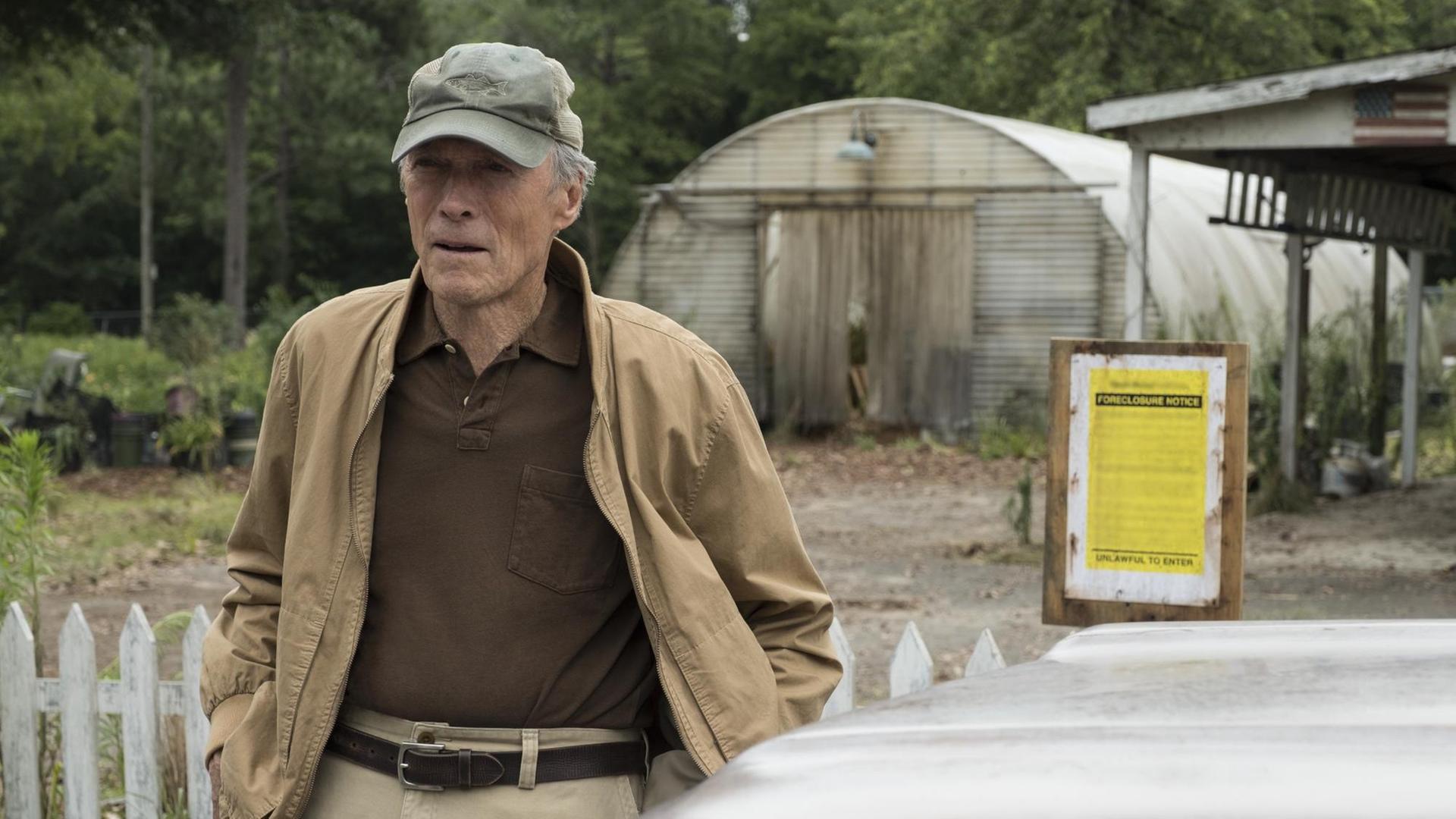 Das von der Filmfirma Warner Bros. Pictures veröffentlichte Bild zeigt Clint Eastwood in einer Szene in "The Mule". Er hat eine Schirmmütze auf, im Hintergrund sind Gewächshäuser zu sehen. Das von der Filmfirma Warner Bros. Pictures veröffentlichte Bild zeigt Clint Eastwood in einer Szene in "The Mule". Er hat eine Schirmmütze auf, im Hintergrund sind Gewächshäuser zu sehen.