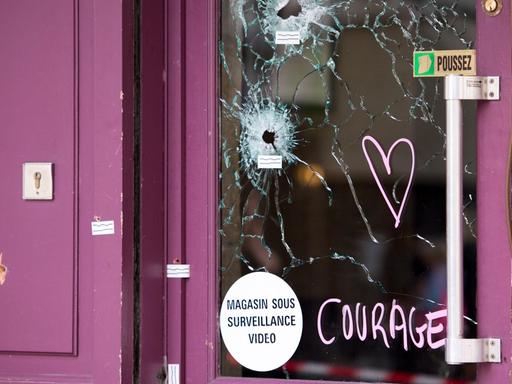 Einschusslöcher an der Fensterscheibe des Restaurants "Casa Nostra" in Paris.