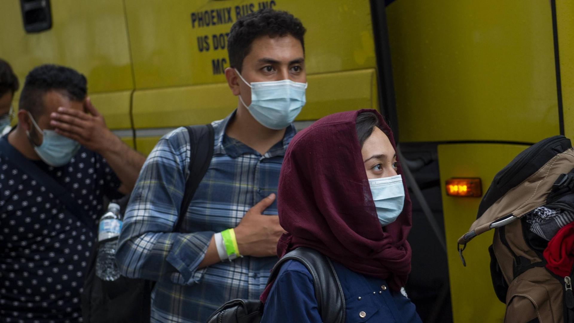 Afghanische Evakuierte steigen am Flughafen von Washington in einen Bus. Afghanische Evakuierte steigen am Flughafen von Washington in einen Bus.