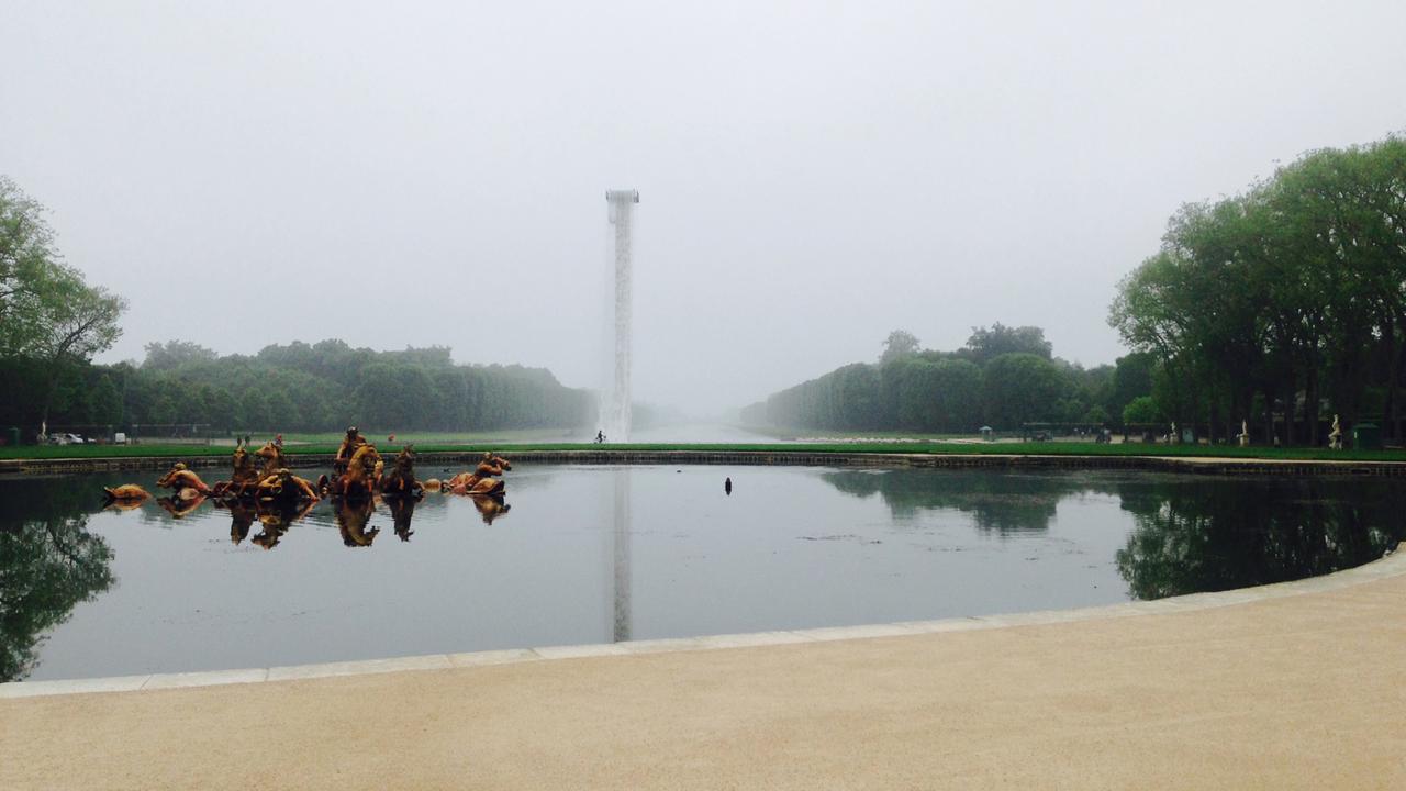 Der Künstler Olafur Eliasson hat einen künstlichen Wasserfall im Park von Versailles auf einem Baukran errichtet. Der Künstler Olafur Eliasson hat einen künstlichen Wasserfall im Park von Versailles auf einem Baukran errichtet.