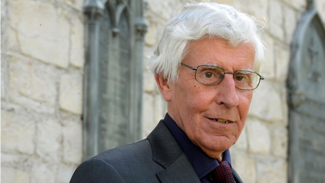 Der Schweizer Germanist and Publizist Peter von Matt. Er hat silbergraue Haare, trägt eine Brille und schaut recht ernst in die Kamera. Der Schweizer Germanist and Publizist Peter von Matt. Er hat silbergraue Haare, trägt eine Brille und schaut recht ernst in die Kamera.