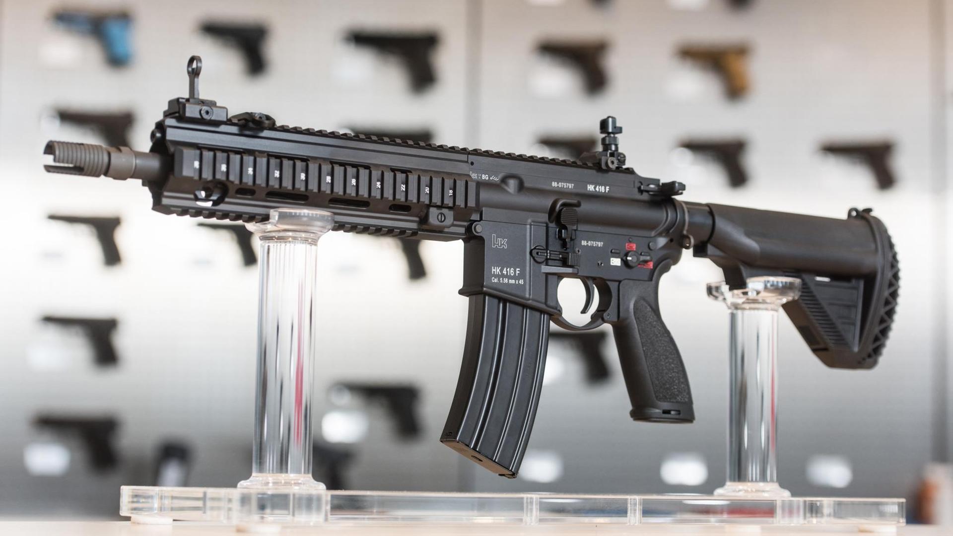 Das Sturmgewehr HK 433 steht am 26.01.2017 in Oberndorf (Baden-Württemberg) beim Waffenhersteller Heckler&Koch in einem Ausstellungsraum. Das Sturmgewehr HK 433 steht am 26.01.2017 in Oberndorf (Baden-Württemberg) beim Waffenhersteller Heckler&Koch in einem Ausstellungsraum.