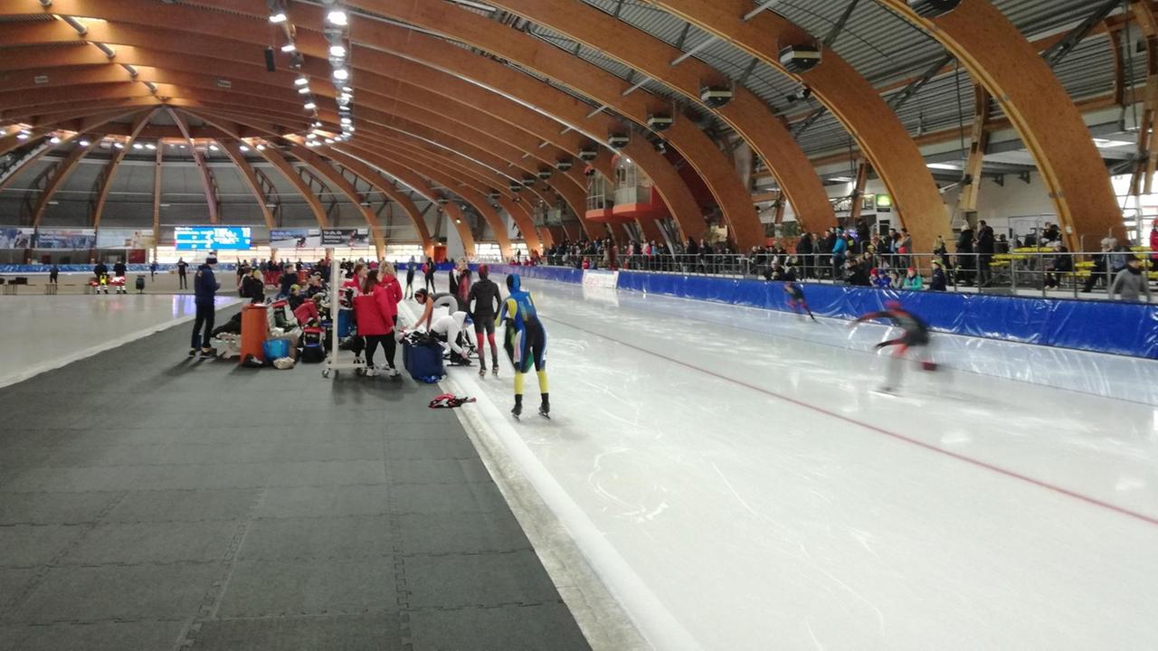 Blick auf die Eisbahn und den Eisschnelllauf-Nachwuchs in Erfurt Blick auf die Eisbahn und den Eisschnelllauf-Nachwuchs in Erfurt