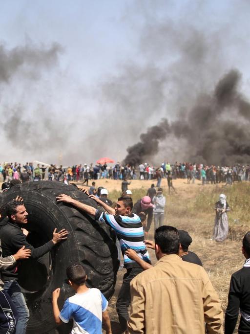 Bei Protesten im Gaza-Streifen setzen Palästinenser Autoreifen in Brand.