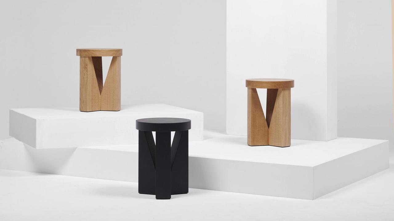 Drei Holzstühle/Hocker vom Designbüro Konstantin Grcic, die auf weissem Untergrund stehen. Drei Holzstühle/Hocker vom Designbüro Konstantin Grcic, die auf weissem Untergrund stehen.